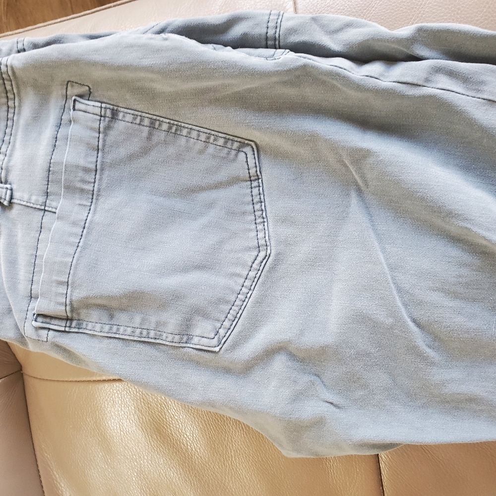Sliver Capris - Picture 1 of 2
